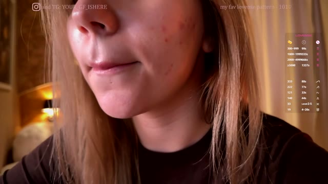 Thewetmuse - Blonde en haut sombre s'excite devant la caméra